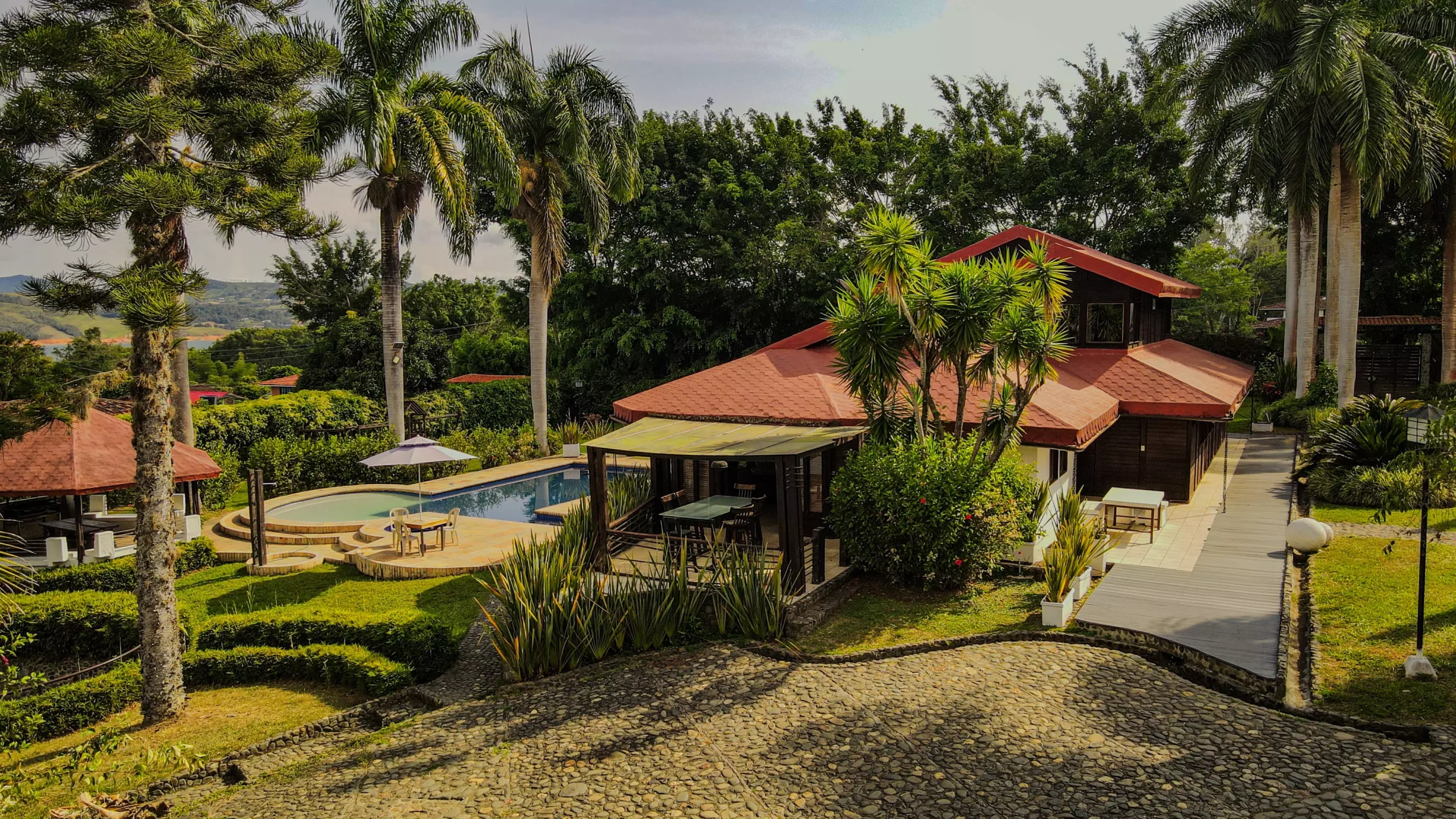 casa-1-piscina-entrada (1)